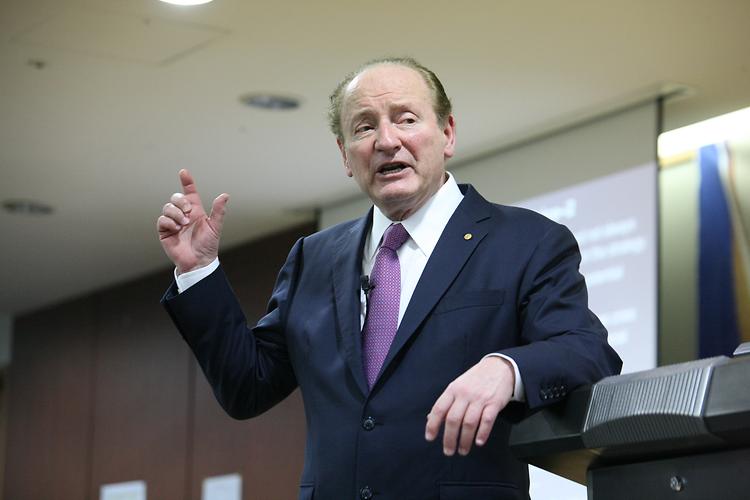 Nobel Prize Winner Robert C. Merton Visits SKK GSB